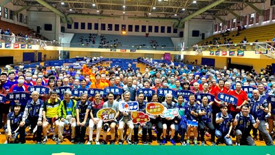 運動局主任秘書賴東宏、國立中興大學校長薛富盛、各公會理事長與選手大合照