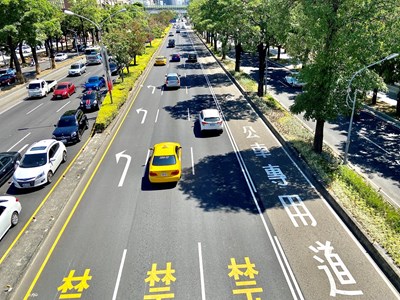 台中市府交通局在台灣大道導入智慧化動態號誌系統,增加車流順暢。