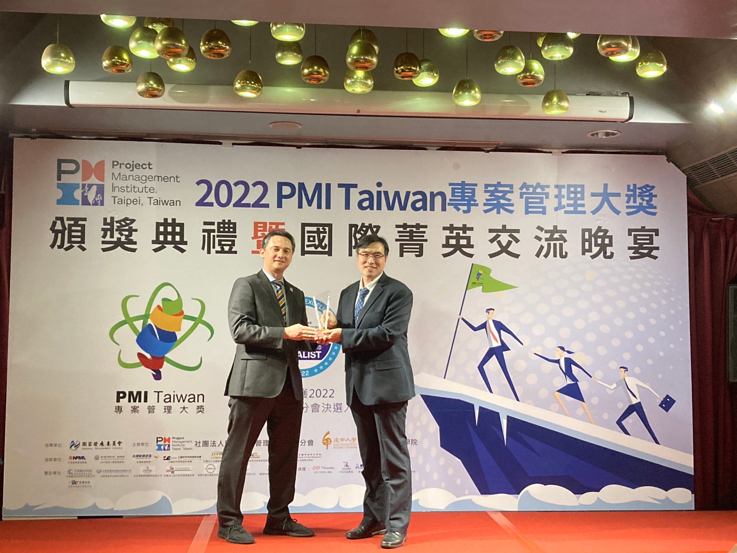 昨(22)日由建設局副局長顏煥義代表出席參加專案管理大獎(PMI Taiwan Grand Award)授獎