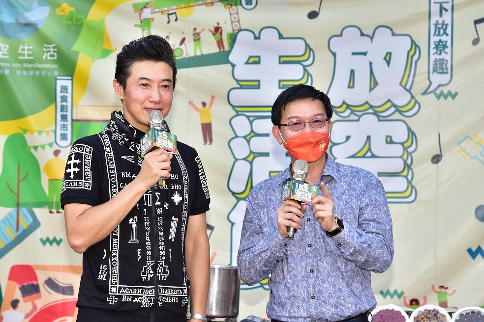 活動邀請久違螢光幕的「阿鴻上菜」主持人陳鴻到東勢現場煮養身甜品桃膠。