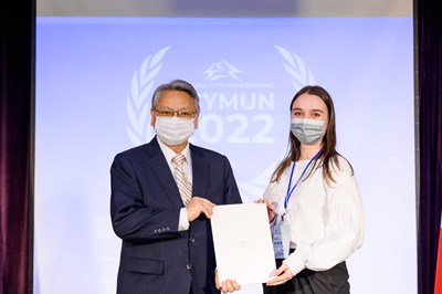 令狐副市長頒發參加證書給觀察員-東海大學烏克蘭籍留學生佩黎德(Lidiia Petruk)