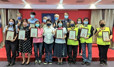 台中捷運4個車站榮獲績優公廁,4位清潔人員(著螢光背心者)與中捷董事長(後排右3)