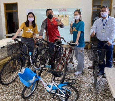 台中市后里區清潔隊隊員們修復回收廢棄腳踏車，並透過「騎乘送愛到助扶」捐贈活動分送至5個家庭
