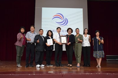 肯定沙鹿高工辦學績效 忠興織造捐贈百萬成立助學基金
