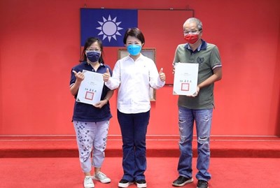 盧市長日前於市政會議公開表揚計程車優良駕駛人,張根逢、梁素華創下夫妻同時獲獎的罕見紀錄。