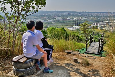 視野景觀遼闊，可俯瞰烏日與大肚的市景及一望無際的大草原