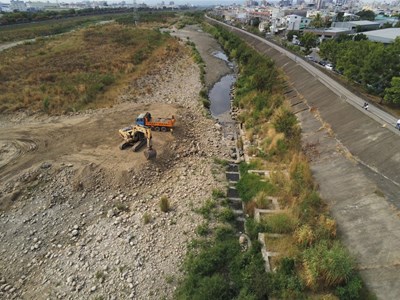 水利單位正進行河道疏濬工程而阻斷水流,造成下游水位降底及溶氧不足致魚群大量死亡