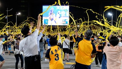 中信兄弟橫掃四勝封王! 盧市長與球迷府前拋彩帶同慶二連霸