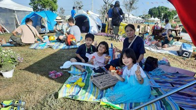民眾野餐聆聽音樂