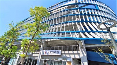 因應大里區人口快速發展,台中市政府交通局將原本停車量有限的平面停車場,打造成東榮立體停車場,被稱為「最潮停車空間!」