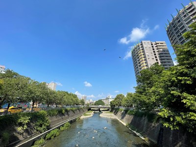 台中市政府致力改善空汙問題,讓市民看得見藍天白雲
