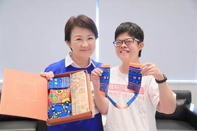瑪利亞青年暖繪快樂襪 盧市長讚:漂亮的不得了!
