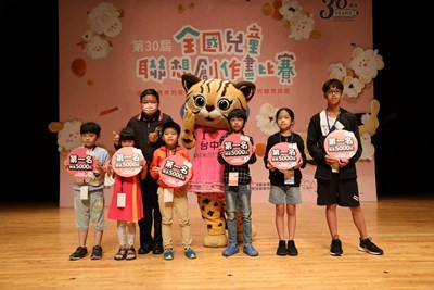 文化局副局長施純福為一至六年級第一名頒獎，後為石虎家族的樂虎姐姐