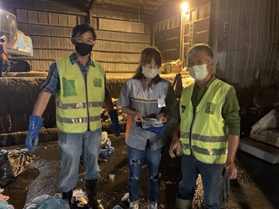 超商工讀生誤把現金當垃圾 環保局暗夜尋回
