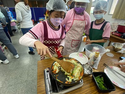 學童動手做創意家常菜 中市料理小達人月眉國小登場