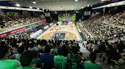 12月6日市府在臺中市政府前廣場舉辦賽事直播活動,一起吶喊瘋職籃。