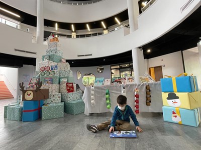 興安圖書館運用紙箱,交疊為「閱讀聖誕樹」