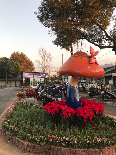 花園中的停車場！ 中市府美化新社中興嶺停車場