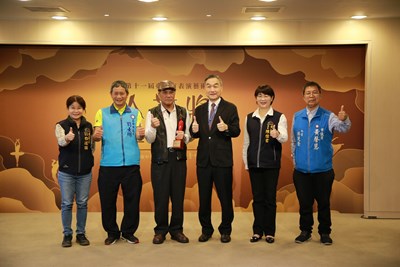 黃國榮副市長、文化局長陳佳君、第11屆金藝獎得主王文生先生(左三)與貴賓合影