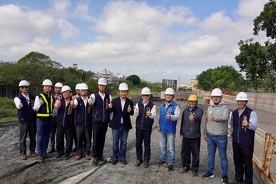 視察溫寮溪旁道路工程 中市建設局長:完工後可紓解大甲聯外車潮