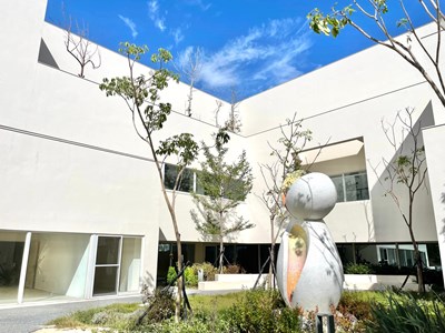 公共藝術,藉由「新芽、共融」的概念,以雙臂擁抱的姿態提醒每一個人,帶出社會局的多元服務,即使不同背景,都有機會相互學習