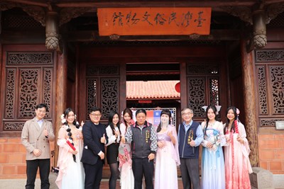 臺灣民俗文物館開幕式貴賓與漢服體驗網美合照