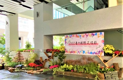 今年首度加入台中國際花毯節接駁行列的豐原轉運中心，佈置成迷你版的花毯景觀