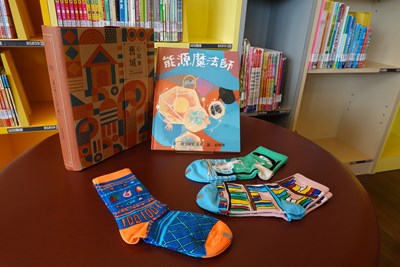中市圖在聖誕節串聯9個圖書館推出「聽故事做公益送快樂襪」
