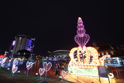 今年台中火車站舊站前廣場「心花朵朵」耶誕樹，底部有巨大雪橇，樹身由數個巨大愛心堆疊而成，還會360度旋轉