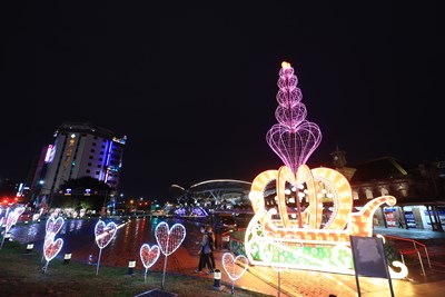 今年台中火車站舊站前廣場「心花朵朵」耶誕樹,底部有巨大雪橇,樹身由數個巨大愛心堆疊而成,還會360度旋轉