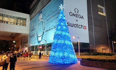 台中捷運市政府站外10米高的冰藍色聖誕樹展期至明年1月15日。
