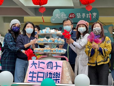 教育局主任秘書郭明洲代表局長楊振昇到場祝賀，與全校親師生共同吹蠟燭切蛋糕