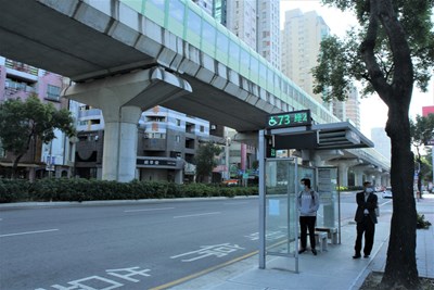 中市公車評鑑出爐 市府推「候車亭服務燈2.0」免揮手攔公車