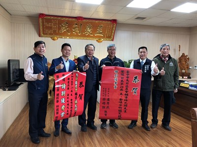 農業局蔡精強代表市長盧秀燕恭賀林凡閔先生(左4)及烏日區農會總幹事(右2)