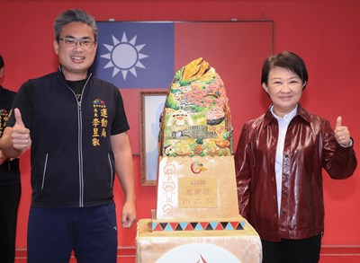 運動局長李昱叡今日將獎座獻予盧市長
