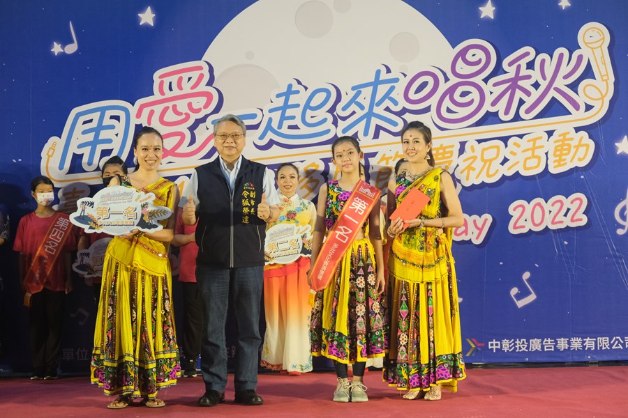 副市長令狐榮達與榮獲第一名的星月寶萊舞蹈團合影
