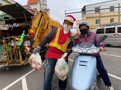 中市環保局電動掃街、垃圾車耶誕裝扮出勤 歡迎來拍照(大雅區清潔隊)