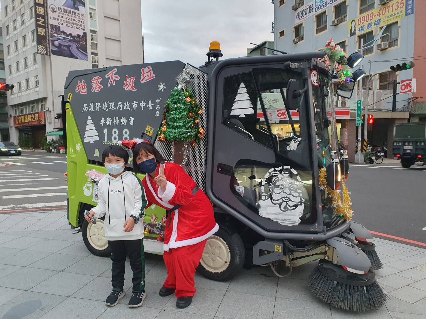 耶誕美魔女駕電動掃街車出勤 中市清潔隊扮耶誕老人成拍照人形立牌