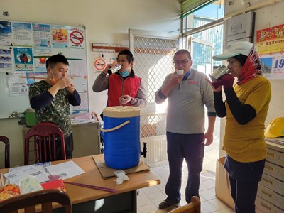 不畏低溫堅守崗位 中市環保局供清潔隊薑茶暖身又暖心