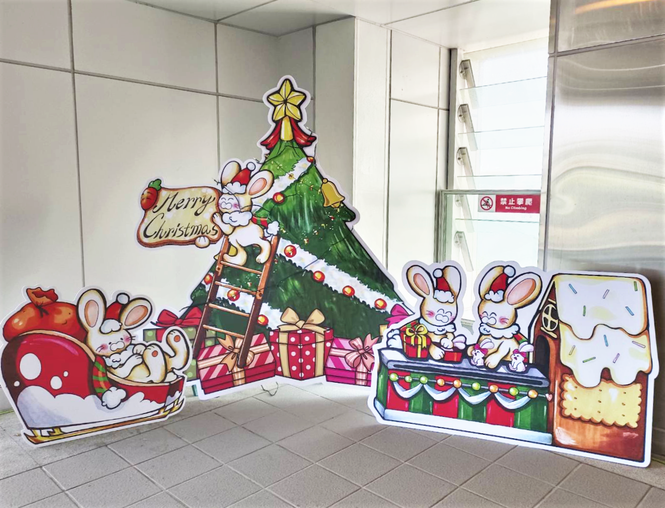 台中捷運九德站布置著由明道中學學生創作的聖誕拍照背板。