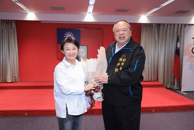 盧市長特別在道安會報中獻花給陳副市長，代表中市府獻上最高敬意