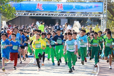中市國小普及化大跑步活動 4千多名師生都會公園活力開跑