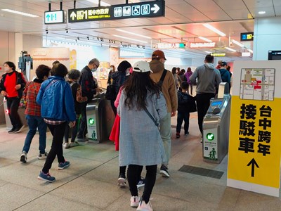 台中捷運以明顯的指示牌引導旅客前往跨年晚會。