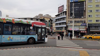 中市交通局連5天稽查  7輛公車未停讓行人依規嚴懲