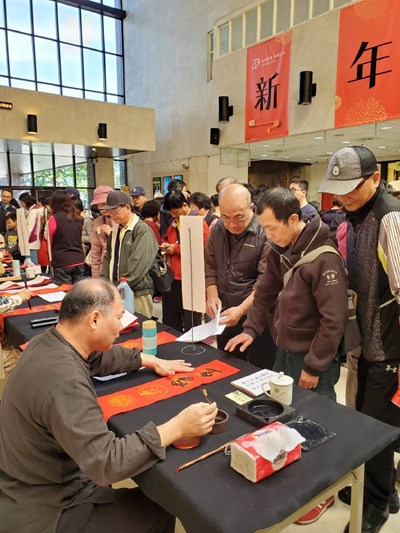 大墩文化中心新春揮毫活動民眾可依欣賞書體和詞句免費索取春聯