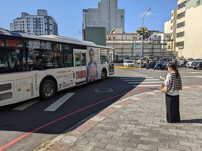 捍衛行人安全 中市交通局啟動路口公車轉向大稽查