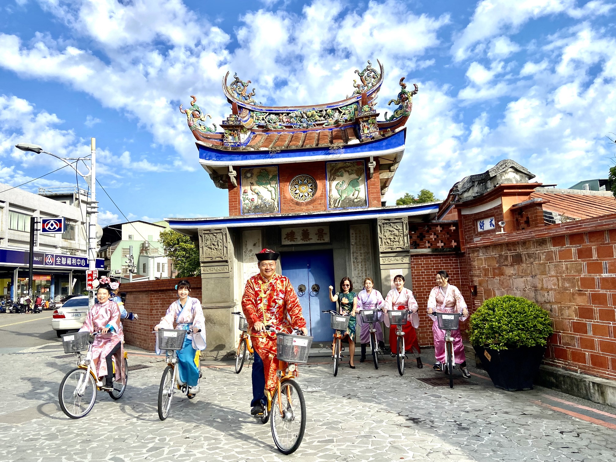 新「騎」觀！ YouBike玩穿越漫遊霧峰林家花園