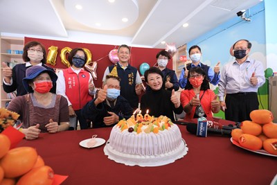彩虹爺爺一百歲了! 盧市長祝福爺爺松柏長青、身體健康