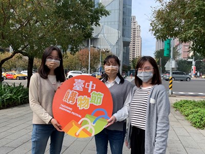 台中購物節好宅得主周小姐(中間)直呼幸運:險錯過大獎
