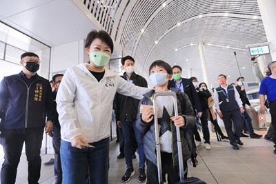 春節連假首日視察交通場站疏運 盧市長:歡迎回家